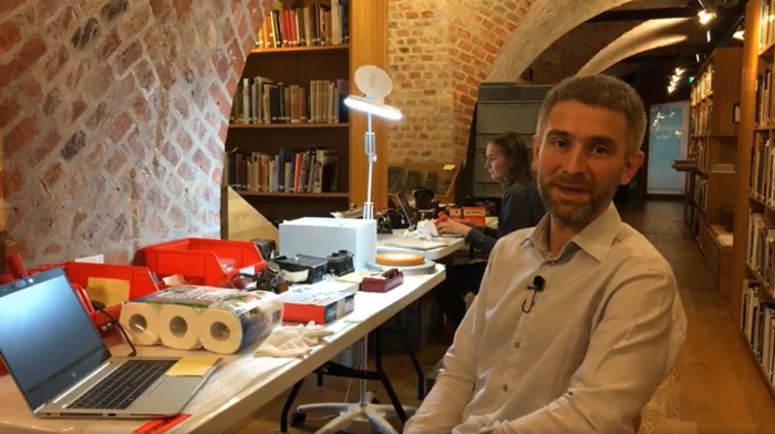 Samlingsarbeid i biblioteket