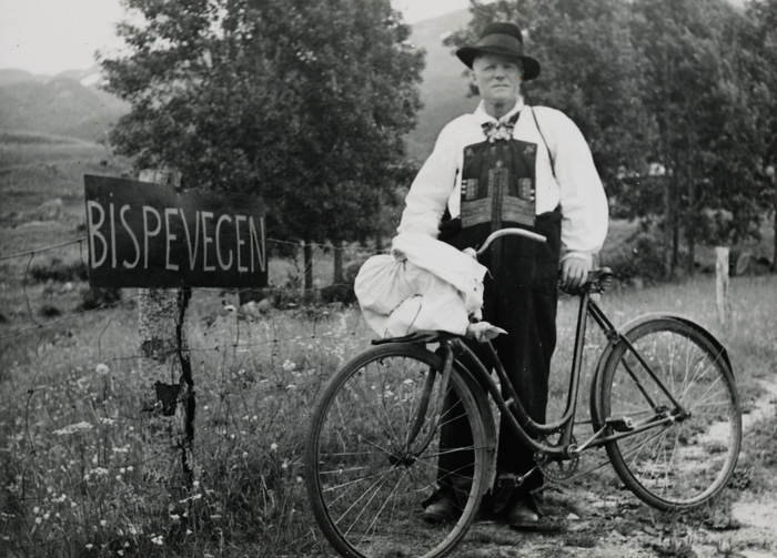 Elisabeth Meyer, Man with bicycle, Left - a sign for "Bispevegen", Photographs from Setesdal around 1940-42, Gelatin silver print, baryta, NMFF.002574-24