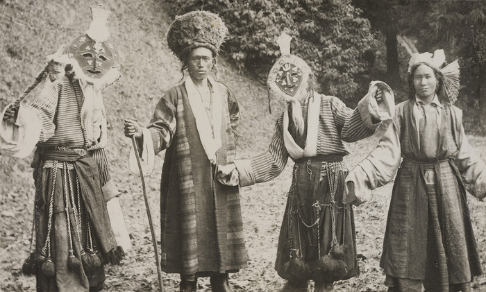 Elisabeth Meyer, Gruppe med med mennesker med masker og tradisjonelle drakter, Tibet ca 1932. 7,8 x 12,7 cm, sølvgelatin, NMFF.003380-6. For å drive onde ånder på flukt oppfører folk i Sikkim og Tibet noen merkelige danser med fargerike masker.