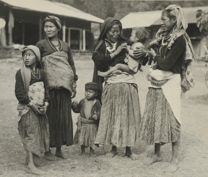 Elisabeth Meyer, Sikkim, innflyttede nepalesiske kolonister. Blant dem hersker den skikken at pikebarna blir viet til en belgfrukt. Denne kastes så i vannet og piken er enke. På den måten unngår foreldrene den skammen å ha en ugift datter hvis det ikke dukker opp en passende svigersønn. 8,3 x 11,2 cm Sølvgelatin. NMFF.003380-5