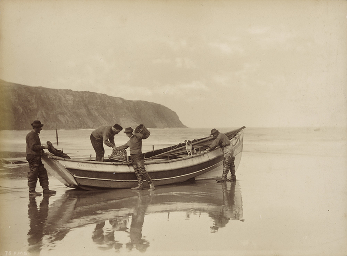 Frank Meadow Sutcliffe, Strom familien med båt på Robin Hoods stranden, England, ca.1895, 15,2 x 20,7 cm, Albumin, NMFF.000447