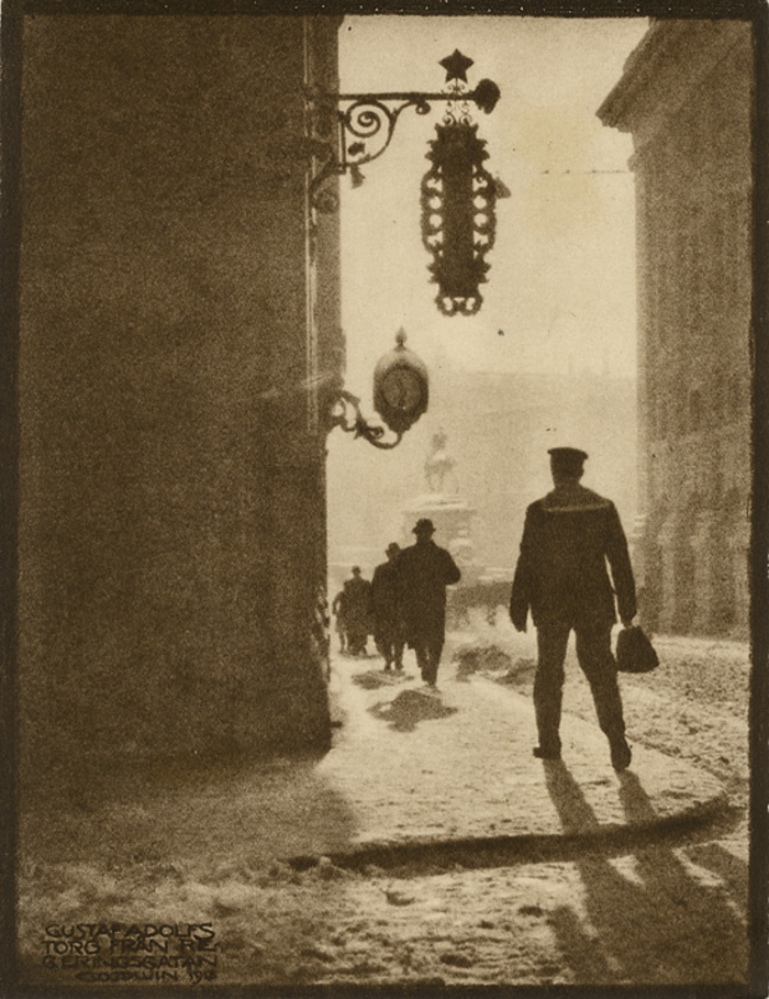 Henry Buergel Goodwin, Gustav Adolfs torg från Regeringsgatan, ca. 1918, 21,6 x 16, 8 cm, Fotogravyr, NMFF.000558