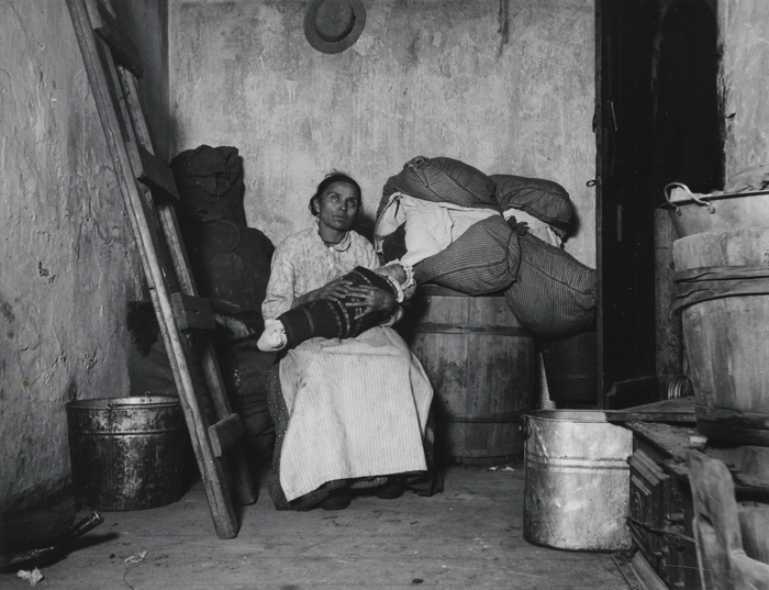 Jacob Riis, Portrett, kvinne med baby. "Home of an Italian Ragpicker", Jersy Street, New York. Fra publikasjon: Photographer and Citizen, Alland 1974, Positivkopi gelatin, barytt, 12,0x15,5 cm, NMFF.002175