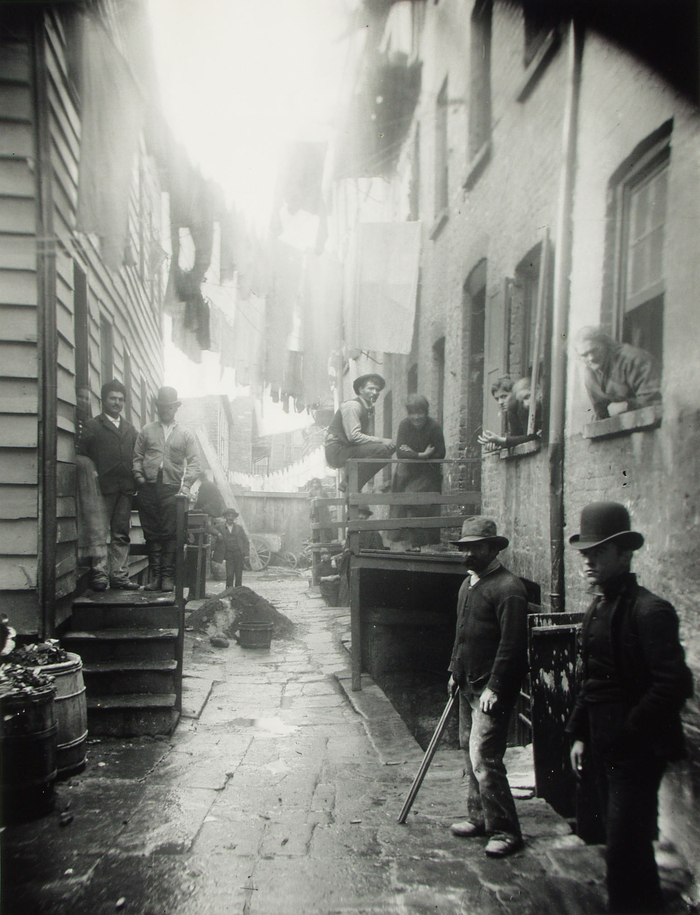 Jacob Riis, En gruppe menn i "Bandit`s Roost", Lower East Side, New York, positivkopi gelatin, barytt, NMFF.002173. Fra publikasjonen: Photographer and Citizen, Alland 1974.