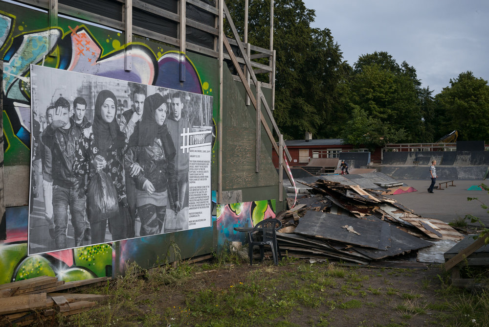 #Dysturb poster på Horten Skatepark med fotografi av Eman Helal (Foto: Benjamin Petit/Dysturb)