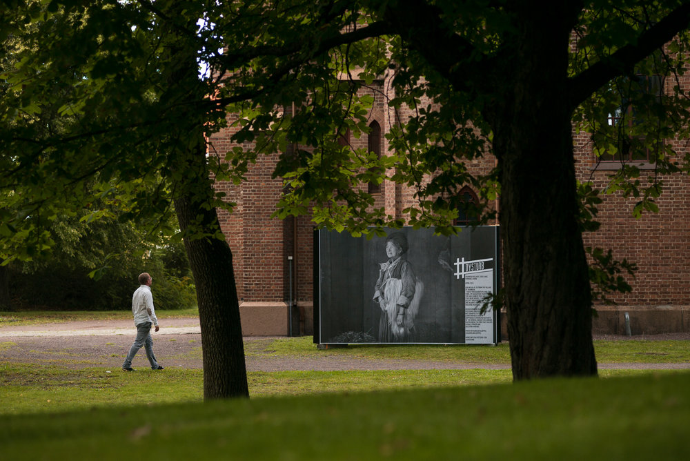 Poster på Horten torg med fotografi av Karolin Klüppel (Foto: Benjamin Petit/Dysturb)