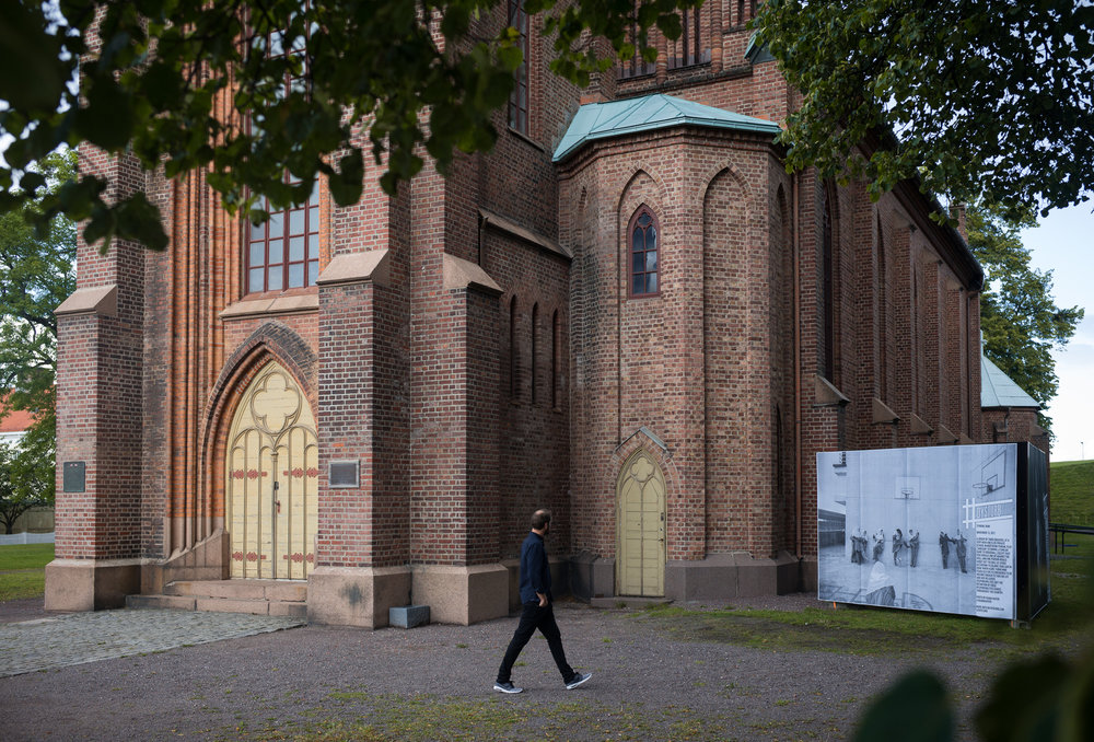 Poster på Horten kirke med fotografi av Kiana Hayeri (Foto: Benjamin Petit/Dysturb)