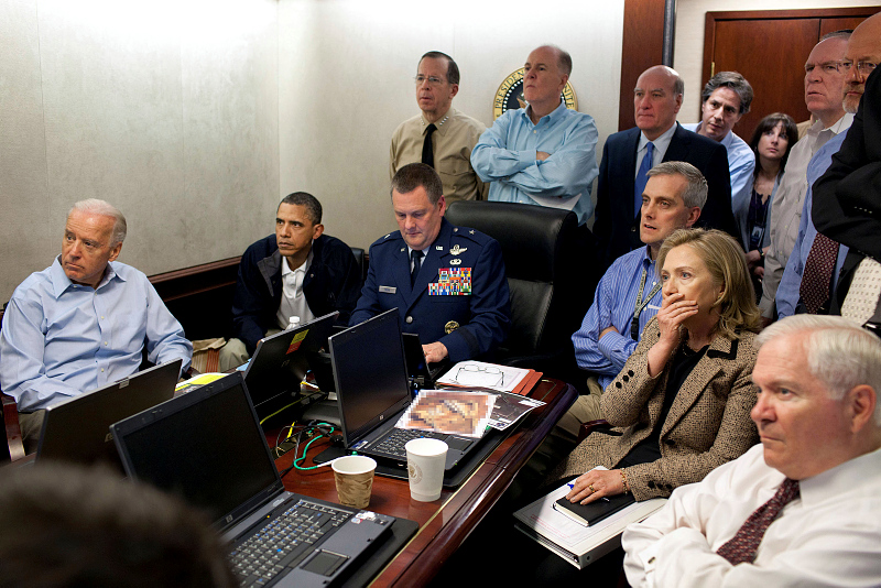 Pete Souza (1954-), Situasjonsrommet i Det hvite hus under attentatet på Osama Bin Laden/The Situation Room, 2012. Inkjet print, Tilhører Preus museums samling