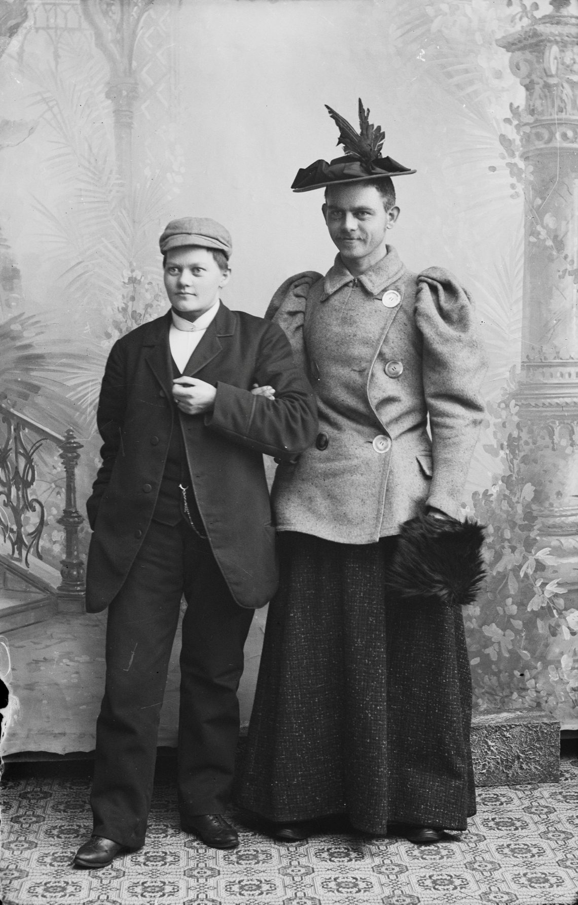 Berg & Høeg, Marie Høeg and her brother crossdressing, 1895—1903. Preus museums samling. 