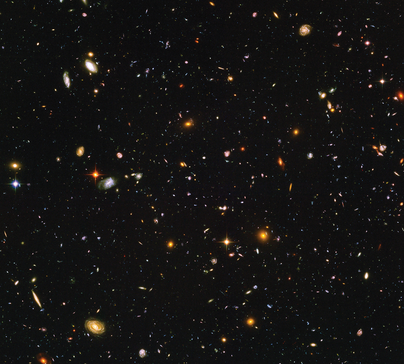 
Hubble-teleskopet har foretatt flere svært lange eksponeringer, for å kunne se langt tilbake i tid og rom. I dette «Hubble Ultra Deep Field»-bildet finner vi flere objekter som har blitt identifisert som de lyssvakeste, mest kompakte galakser noensinne observert i det fjerne univers. De ligger så langt fra oss at vi ser dem slik de så ut mindre enn én milliard år etter big bang. Strålende med lys fra millioner av stjerner er hver av galaksene en hundredel til en tusendel av størrelsen til Melkeveien.Lambda Print (NASA, ESA og N. Pirzkal (STScI/ESA)