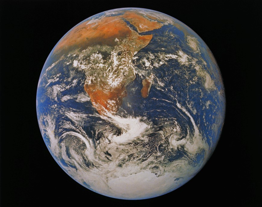 Ukjent Fotograf/NASA, The Blue Marble — Earth as seen by Apollo 17 in 1972. Tilhører Preus museums samling.Bildet er tatt 7. desember 1972 og er et av verdens mest distribuerte fotografier! Apollo 17 var på vei tilbake til Jorda etter det aller siste bemannede besøket på Månen (fotsporene finnes der enda). Bildet er et av få som viser en fullt opplyst jordklode, siden astronautene hadde Sola i ryggen. For astronautene hadde Jorda størrelsen og utseendet til en klinkekule, og bildet har blitt hetende "The Blue Marble" - den blå klinkekula.Da astronautene så Jorda og fotograferte den, var sydpolen på toppen av bildet. For at det skulle passe med vårt tradisjonelle bilde av Jorda, løste man det enkelt med å snu bildet så Sydpolen vendte nedover. Men det er en påminnelse om at det egentlig ikke finnes noe opp eller ned, og at vi svever rundt i et univers uten noe senter. De som hadde definisjonsmakten, definerte en gang nord som øverst og sør som nederst, og siden har det blitt en "sannhet". Men står du på Sydpolen, vil du fremdeles ha hodet oppover. Etter dette har ingen mennesker vært langt nok fra Jorda til å kunne ta et bilde av hele kloden, men lignende bilder har blitt tatt fra ubemannede romsonder. Fotografiet har blitt tolket som et bilde på Jordas sårbarhet og isolasjon i det uendelige Universet, og også et bilde på at dette er den kloden vi har til rådighet. La oss ta godt vare på den!