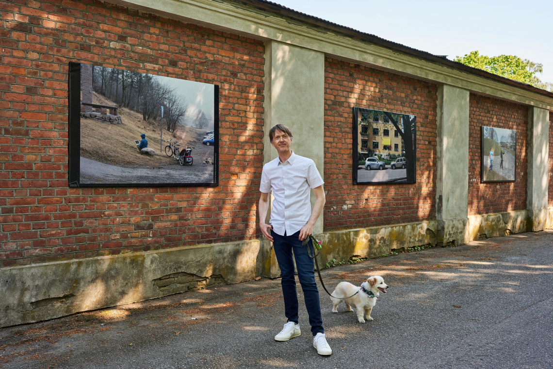 Knut Egil Wang foran utstillingen utenfor Preus museum (foto: Ana Gonçalves/Preus museum) 