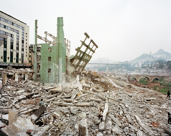 Wan Zhou #4, Three Gorges Dam Project, Yangtze River, 2002© Edward Burtynsky, courtesy Admira, Milano       