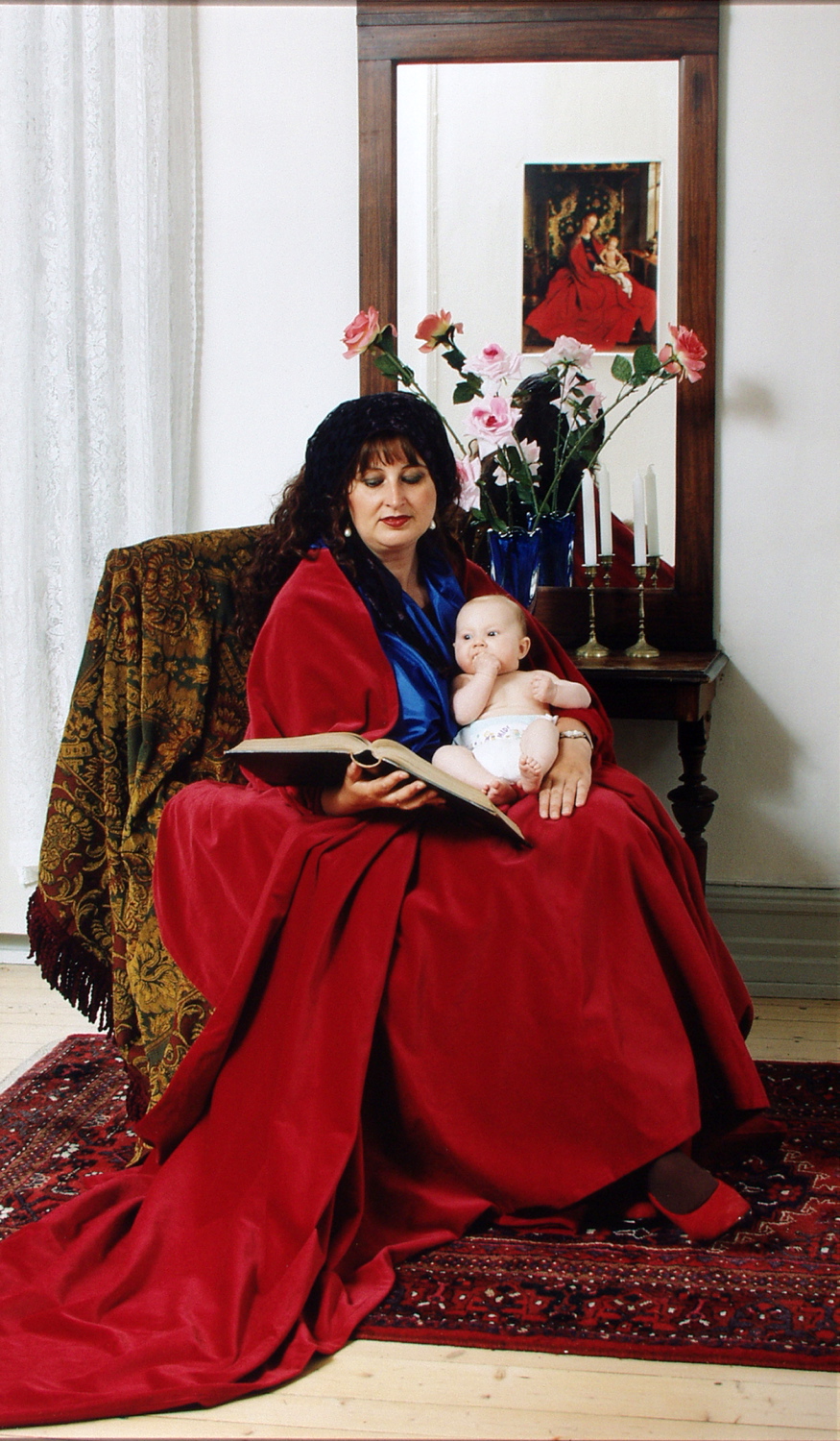 Marianne Blankenberg, Madonna med barn, 1993 C-print. Tilhører Preus museums samling. 