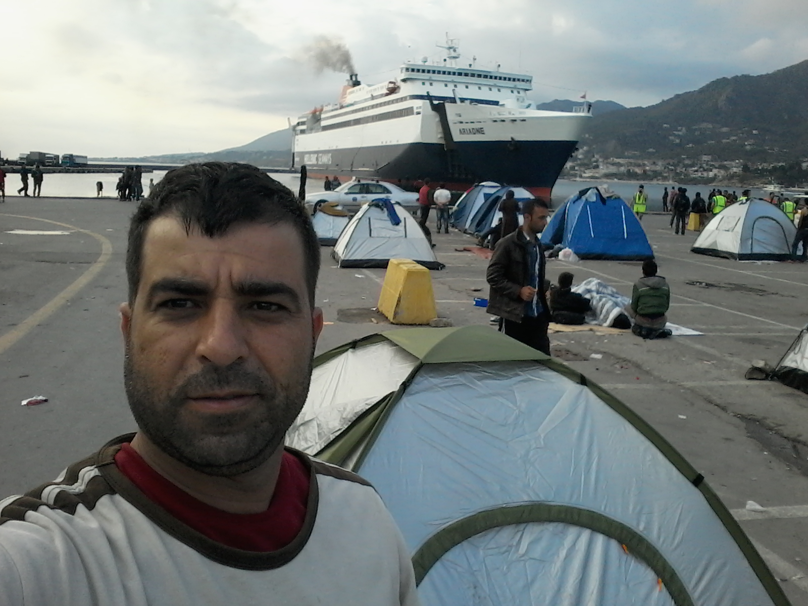 Samir Alhossein Almhaimd, Selfie foran teltet sitt ved en gresk ferje, 2015. Tilhører Preus museums samling.