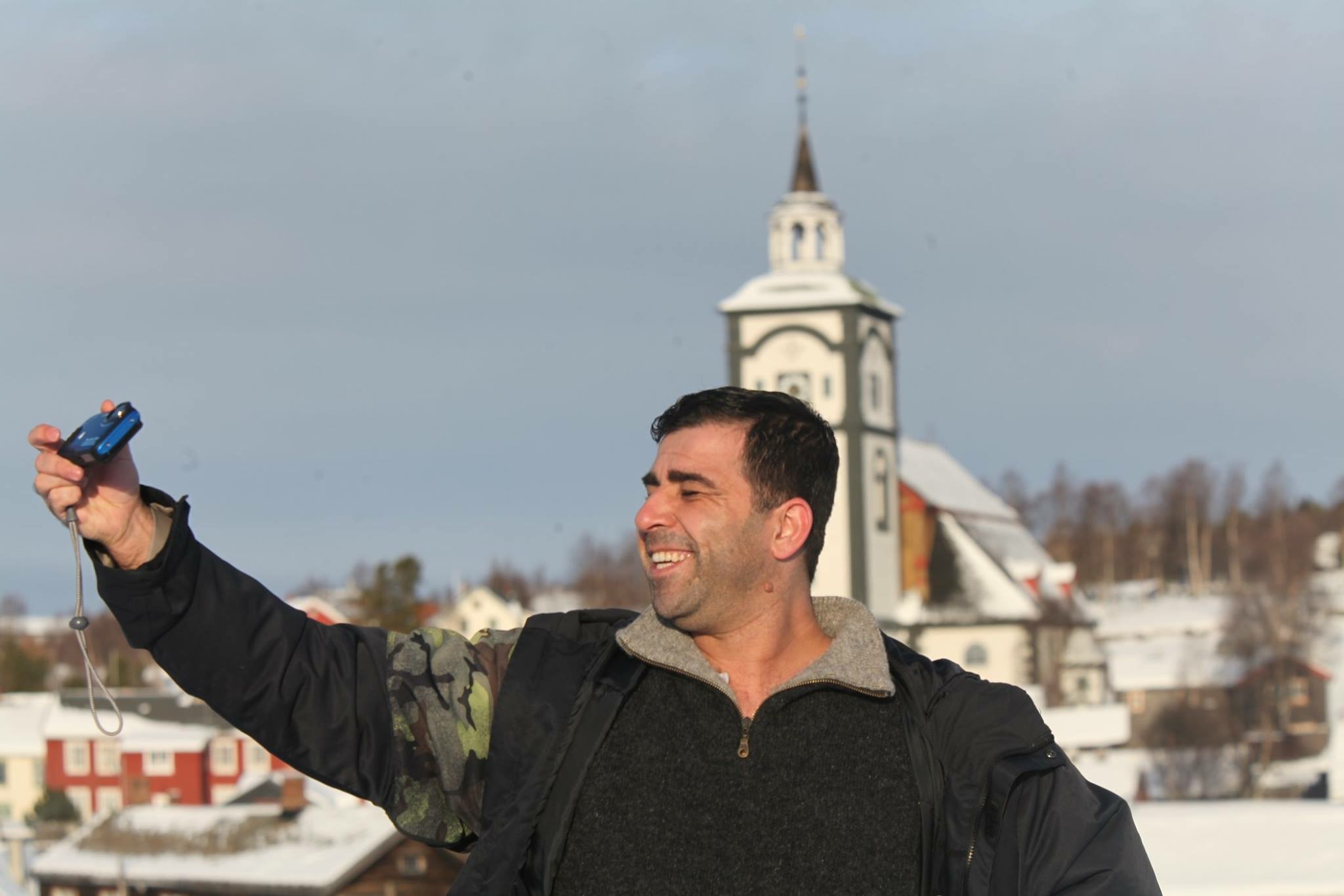 Samir Alhossein Almhaimd, med kamera på Røros, 2016. Tilhører Preus museums samling.