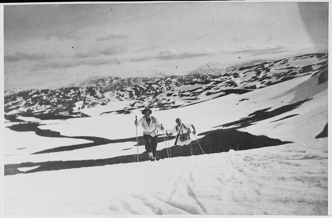 Alma Braathen went skiing back and forth across the border to deliver news from the front line on behalf of Dagens Nyheter, partly with military patrol, Northern Norway, in the spring of 1940. Collection of Riksarkivet / NTBs krigsarkiv (the National Archives / NTB's war archive)