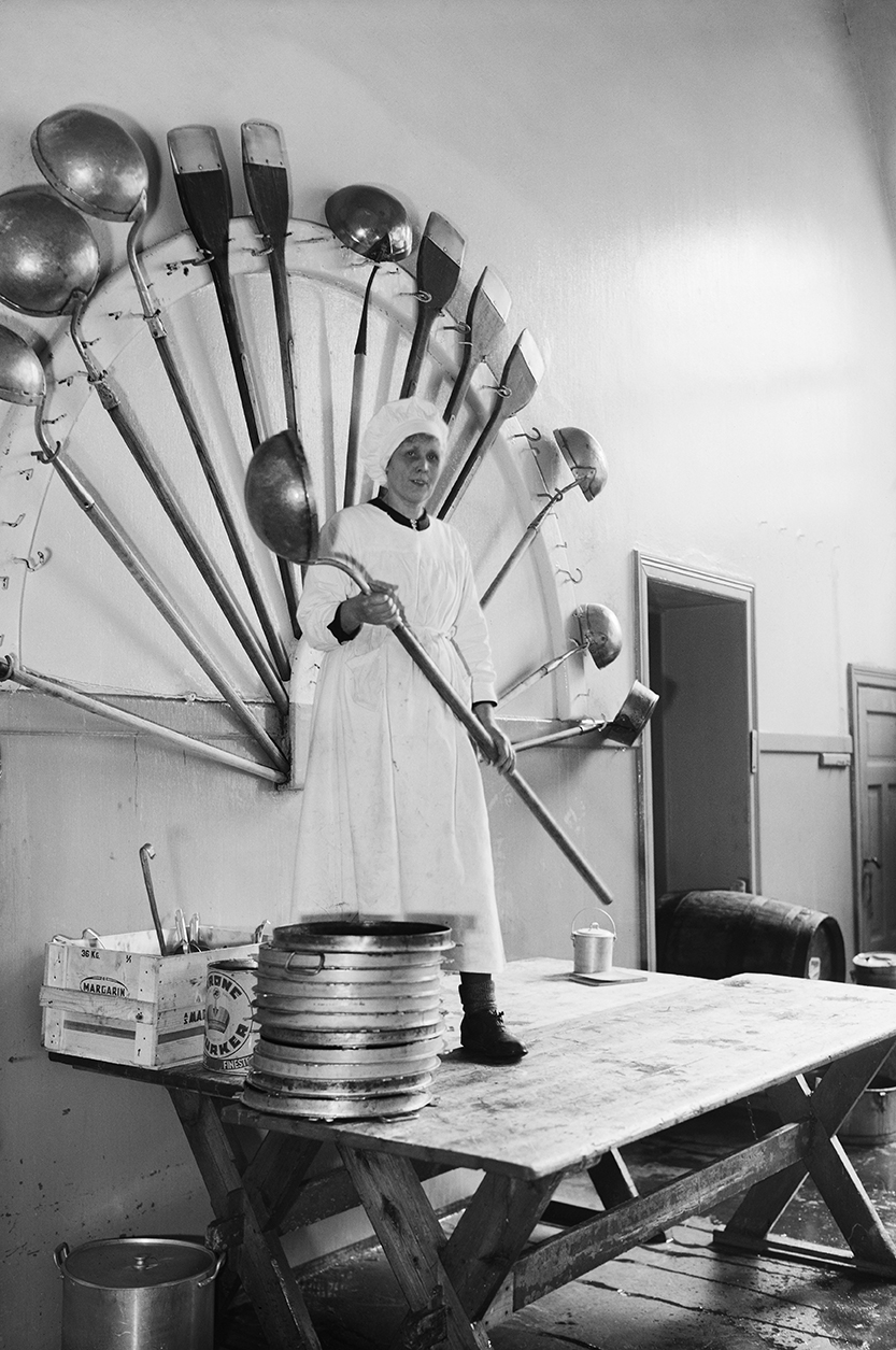 Esther Langberg, Women's Work Assistance at "Slurpen", the municipality's kitchen for school meals. 1940. Collection of Oslo Museum.