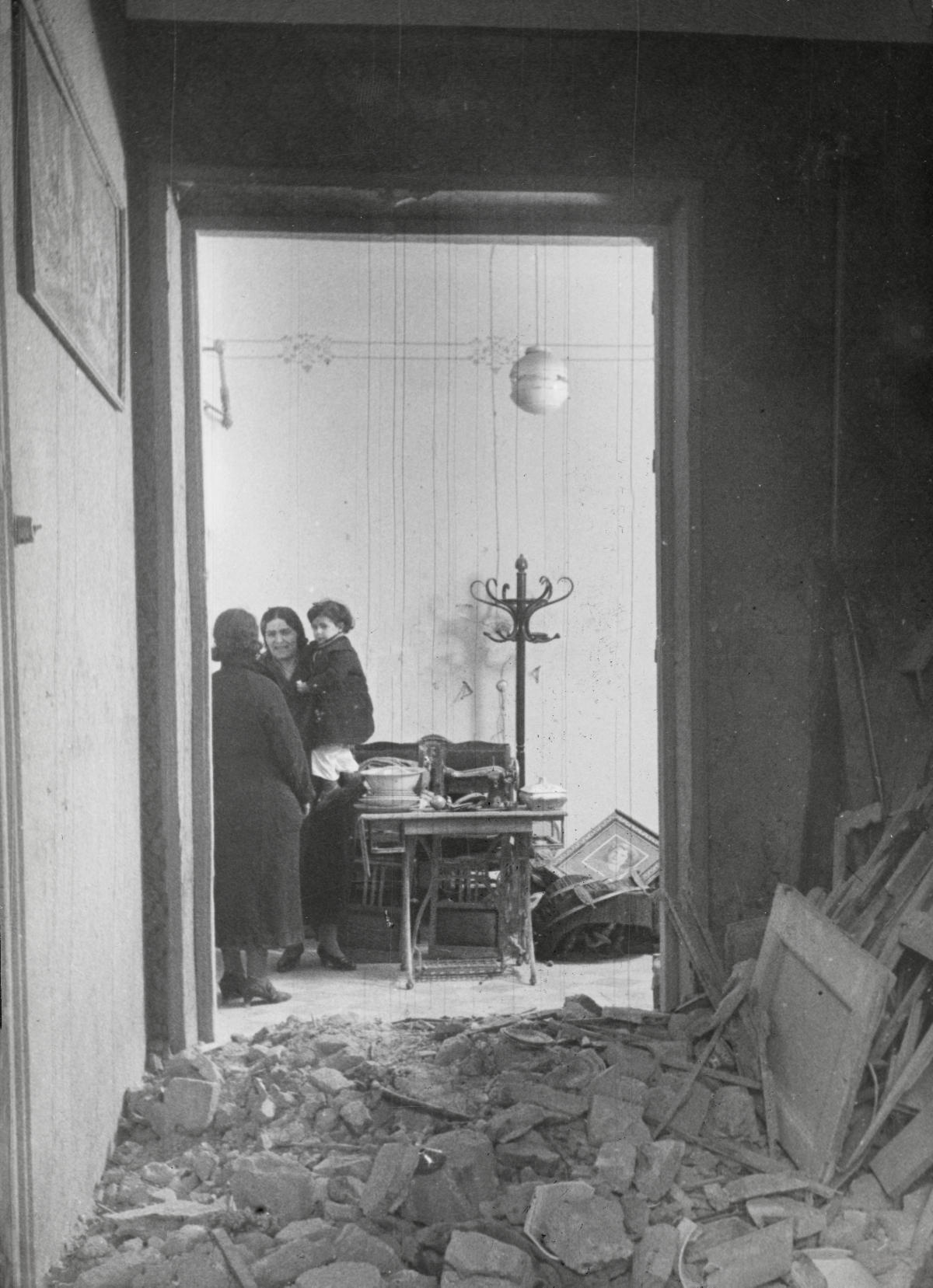 Gerda Grepp, Madrid: There are still people living in many shattered buildings. November 1936. Collection of Arbeiderbevegelsens arkiv og bibliotek (Labor Movement's archive and library)