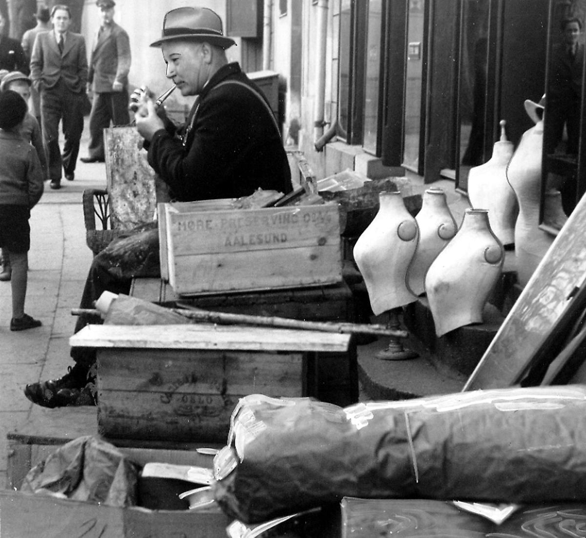 Kari Berggrav, Civil Air Defense. Loft cleaning in Oslo, May 1939. Collection of Arbeiderbevegelsens arkiv og bibliotek (the Labor Movement's archive and library)