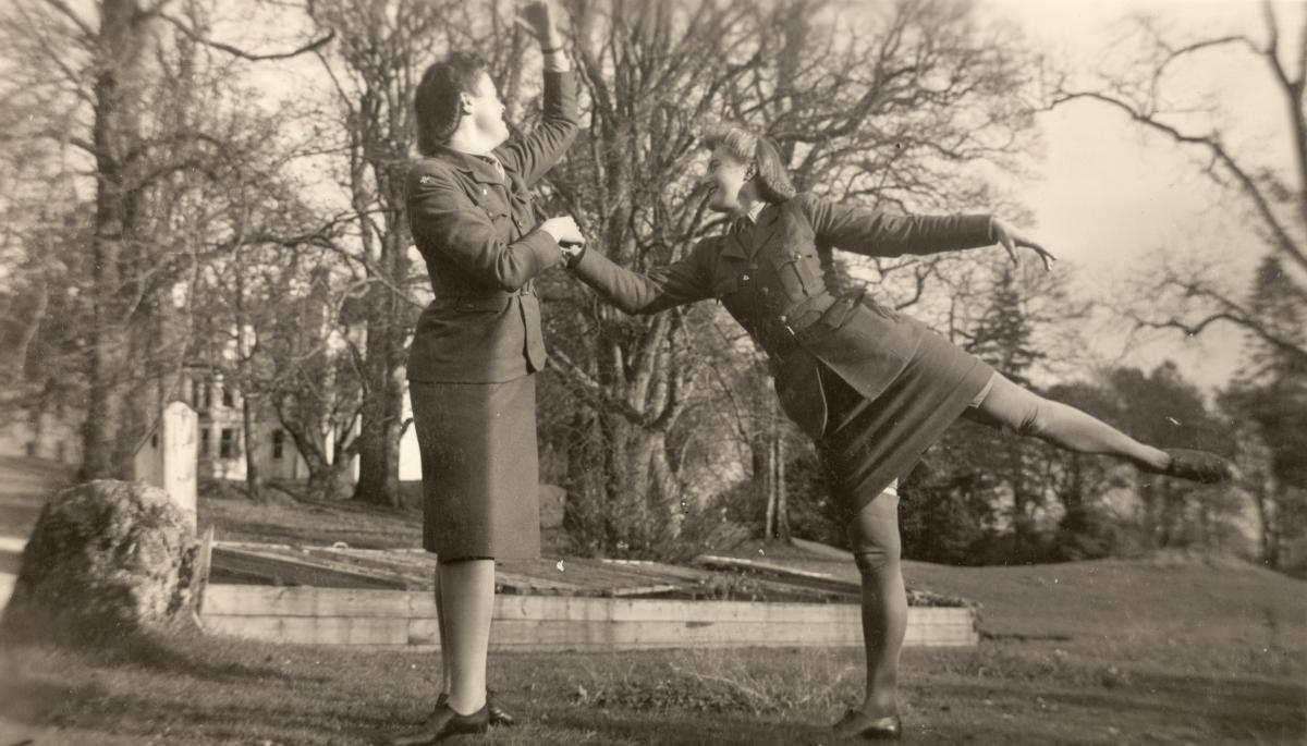 The Norwegian Army Women's Corps at Maxwelton House in Scotland, approx. 1942. Sissel Lie to the left. Photo: Unknown / Collection of Arbeiderbevegelsens arkiv og bibliotek (the Labor Movement's archive and library)