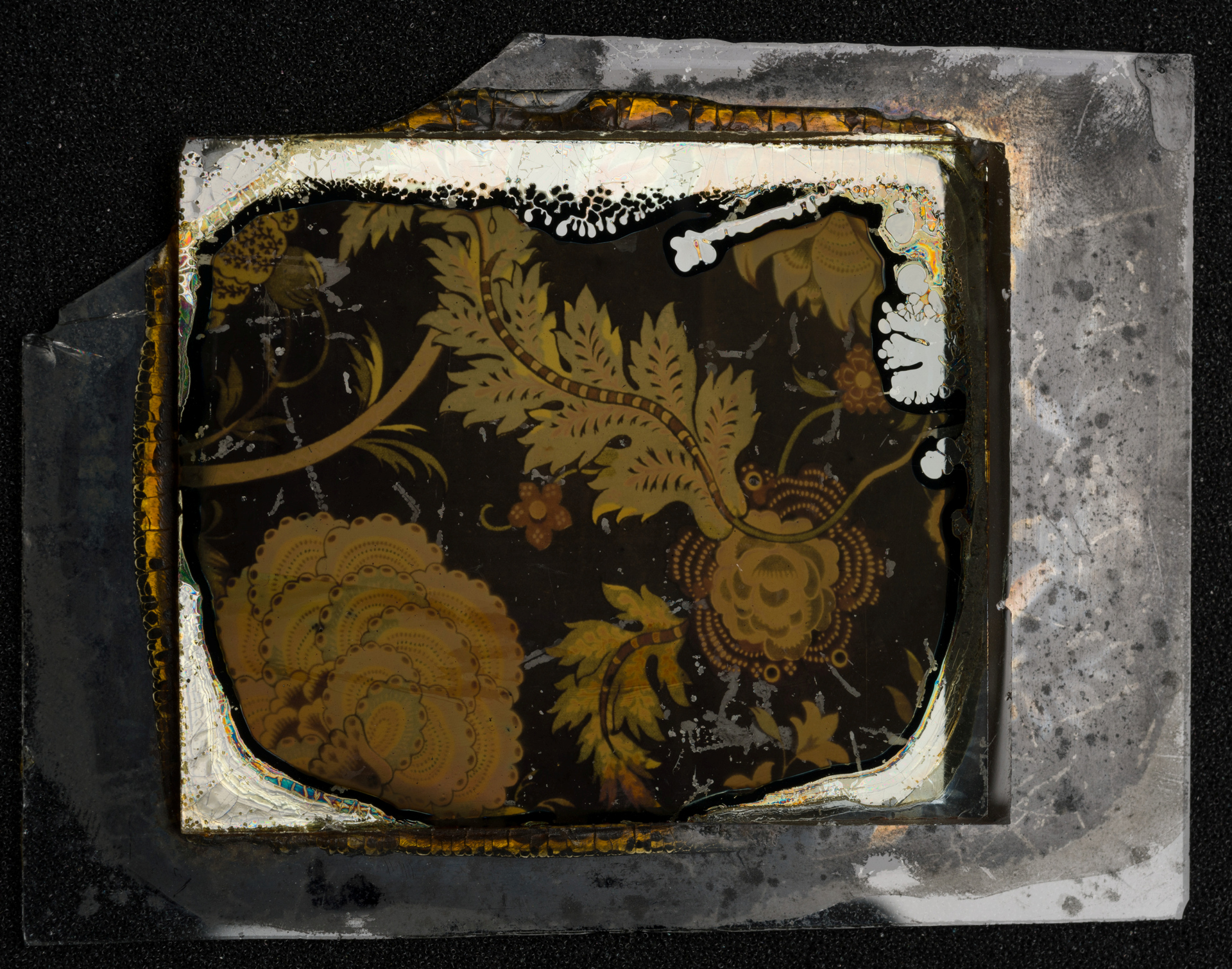 Richard Gustav Neuhauss (1855-1915). Textile close-up II [no original title]. Lippmann process aka interferential color photography. Object size: 84 mm x 68 mm. Glass plate with wedge prism at 10 degree angle. Undated. Albert Narath Collection. Preus Museum. (photo: Ana Gonçalves/Preus Museum).
