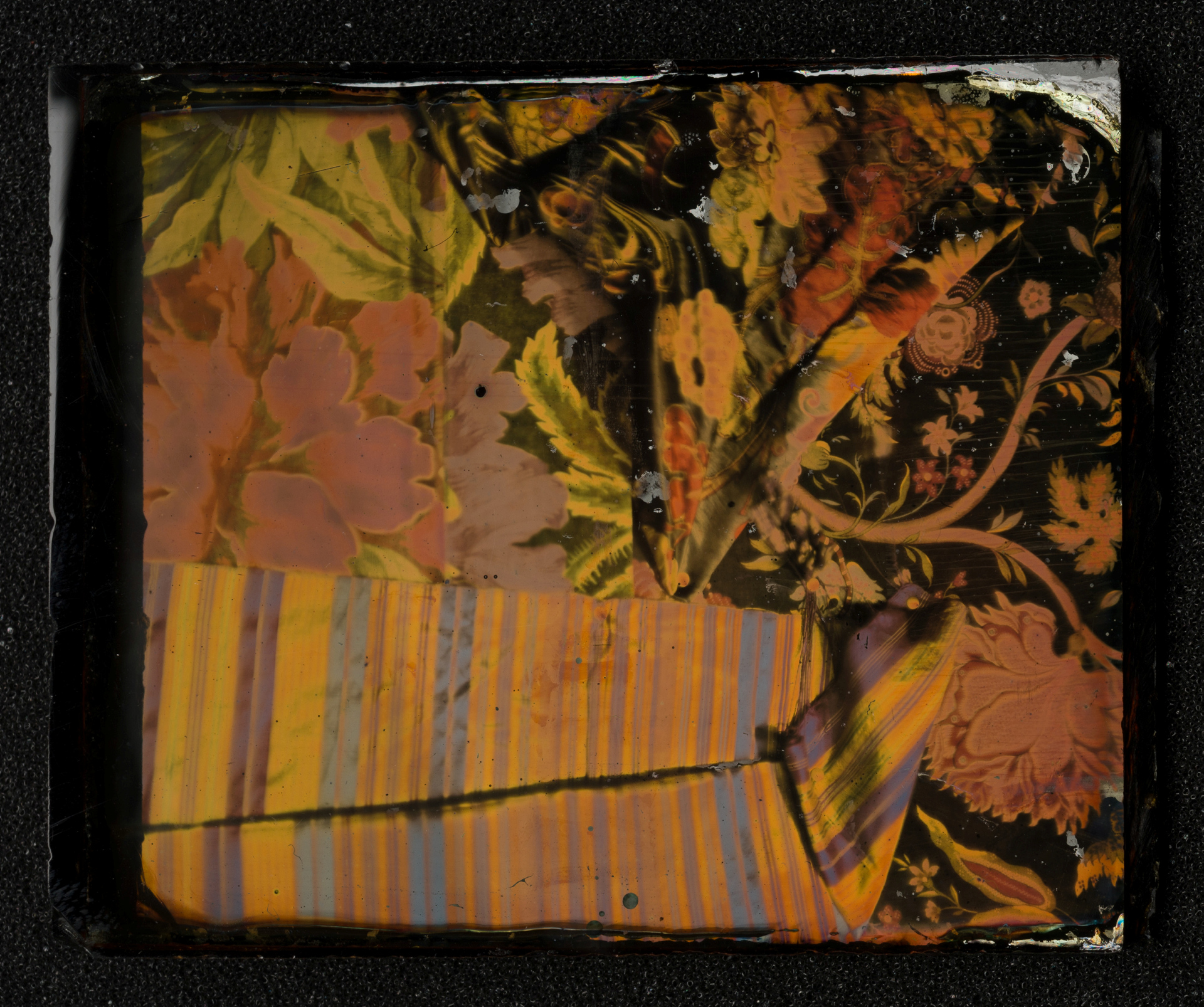Richard Gustav Neuhauss (1855-1915). Textile close-up I [no original title]. Lippmann process aka interferential color photography. Object size: 119 mm x 90 mm, size with image mounted on this plate 68 mm x 81 mm. Glass plate with wedge prism at 10 degree angle. Undated. Albert Narath Collection. Preus Museum.(Photo: Ana Gonçalves/Preus Museum).