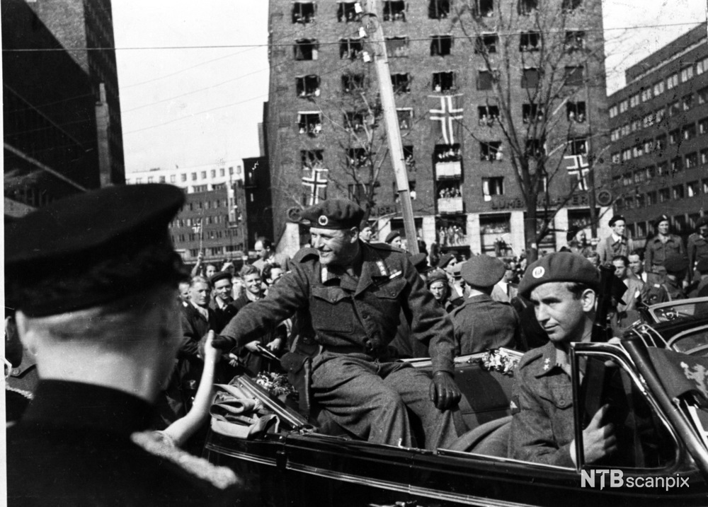 Ukjent fotograf, Frigjøringen: Kronprins Olav får en varm velkomst da han kommer tilbake til Norge, 1945. NTB arkivfoto / SCANPIX