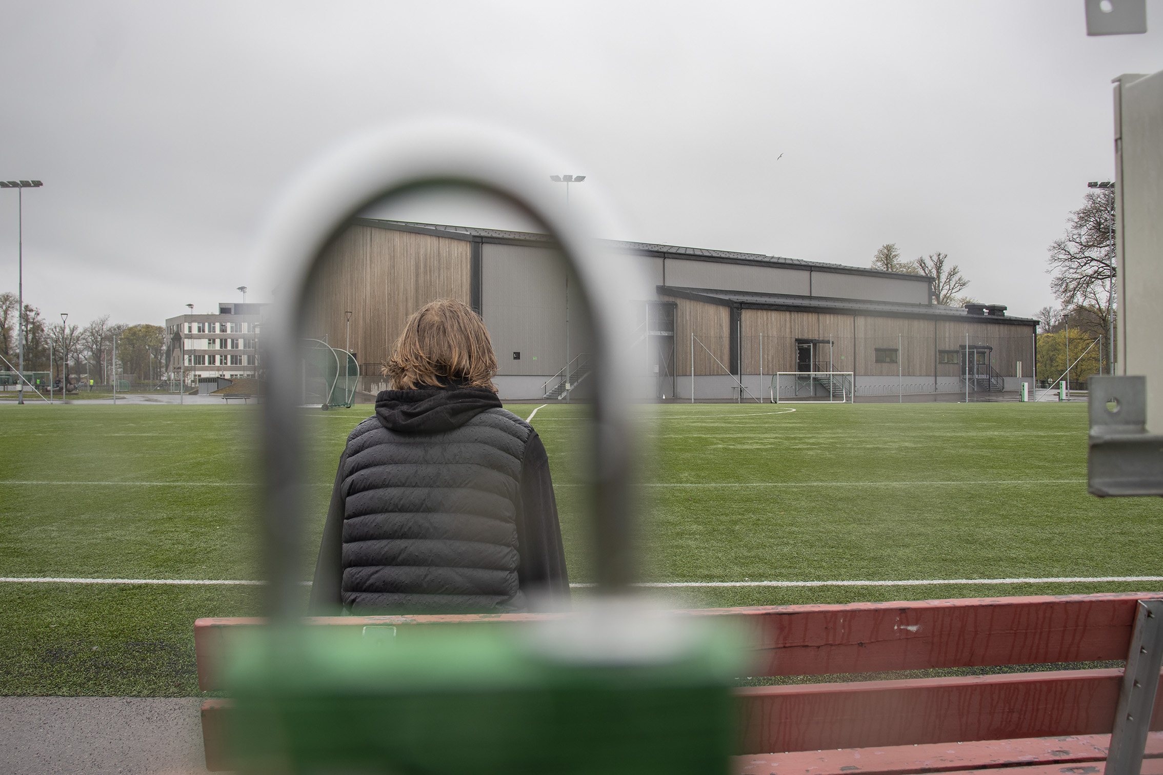 
Fristedet er ikke det samme uten en gjørmete ball som du skyter i krysset og hører nettsusen av.
Det blir heller ikke det samme å score et mål uten noen jubel, når du er der helt alene.
Banen er ikke det samme uten en ball og et publikum.Forhåpentligvis åpner låsen seg opp om kort tid og jeg kan reise meg opp fra benken.