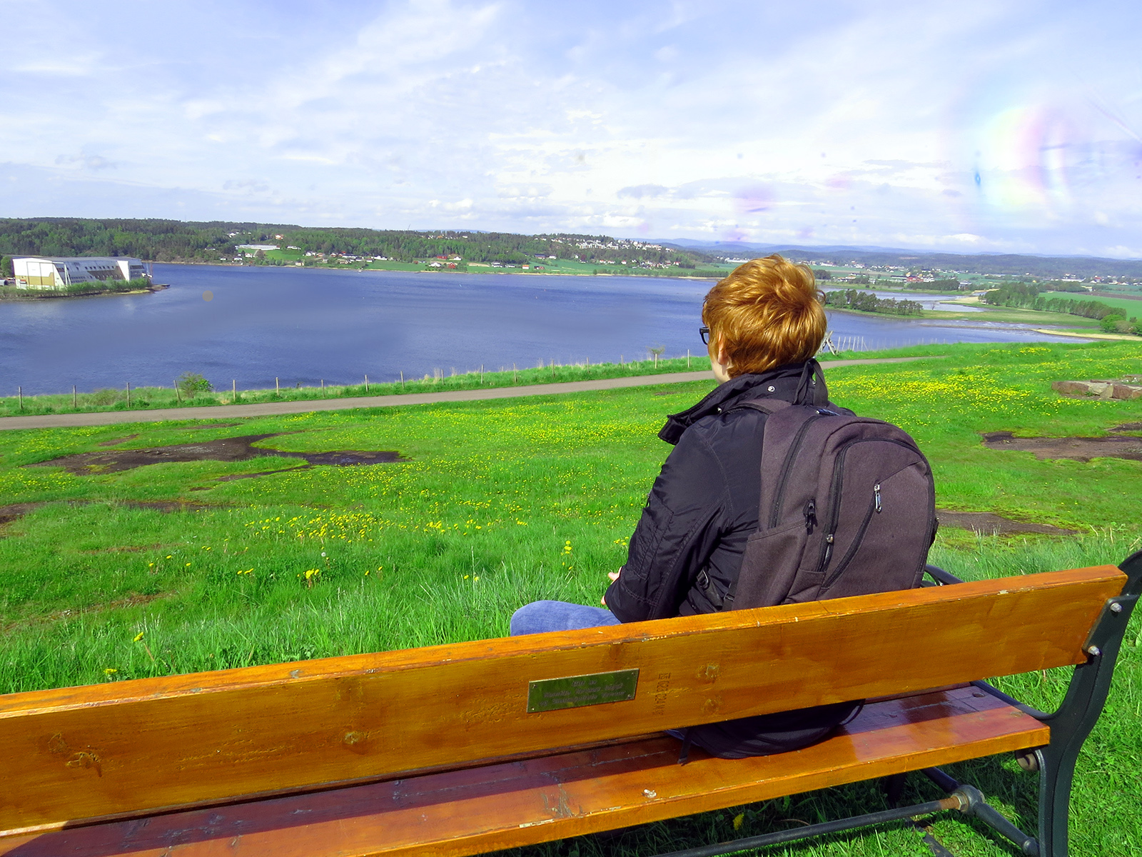 
Jeg tenker på alt mulig. På lyset, på verdensrommet, på livet, på døden. Alt virker så rart. Er det virkelig sånn det er?
Jeg vet at det er sånn, men det virker så rart at vi er så små på den lille, blå, planeten vår, ute i et hav av flere planeter, flere soler større enn våre.
Alt liv på Jorda er karbonbasert, men det betyr ikke at det kanskje er noe som ikke er karbonbasert liv.Det må være annet liv der ute. Det er så stort at det bare må eksistere. Kanskje er det et romvesen som gjør akkurat det samme som meg?Sitter på en benk i en rosa verden, på en klippe og tenker på alt.