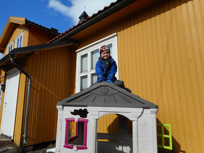 Jeg og Jakob er også venner. Jakob er på taket. Vi får ikke lov til det.