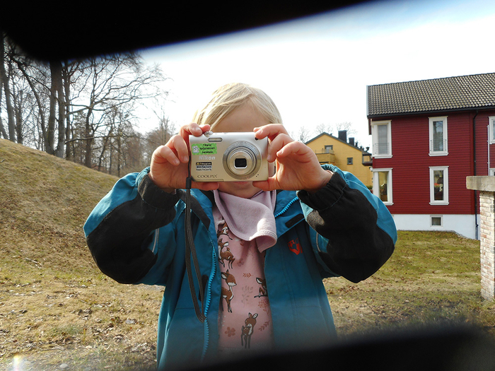 Jeg vil ha bilde av Marte, Bestevennen min. Vi skal leke sammen. Å huske sammen og så skal vi begynne på skolen sammen.  Jeg tar bilde av Marte og Marte tar bilde av meg. Det var morsomt.