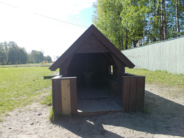 Det brune huset Vi bare løper rundt og rundt og rundt det brune huset, og noen er monster. Og så bare løper vi inn i huset for det er «fritt.» Og så bare går vi ut gjennom vinduet! Jeg har lyst til å leke det NÅ! Vi gjør det mange ganger, mange dager.