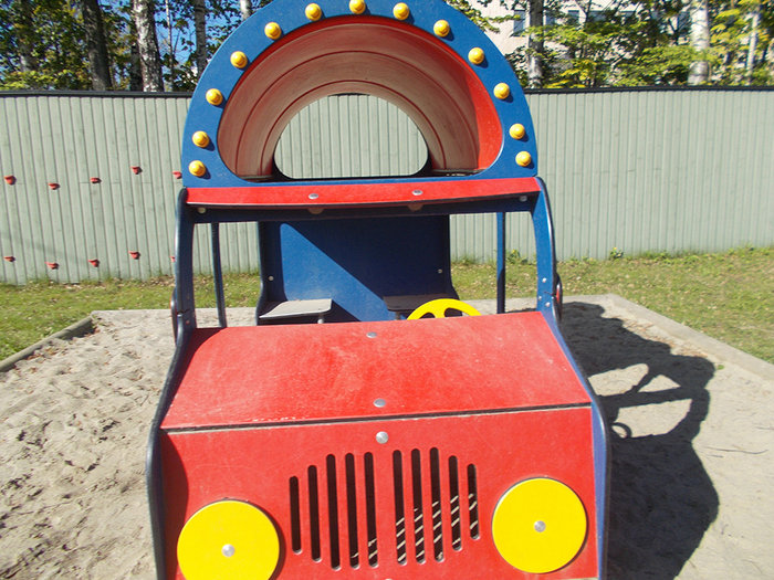 BussenJeg leker på bussen hver dag. Og så bare går jeg opp og bare sitter på taket. Og noen kaster ball til meg, og så kaster jeg til dem.