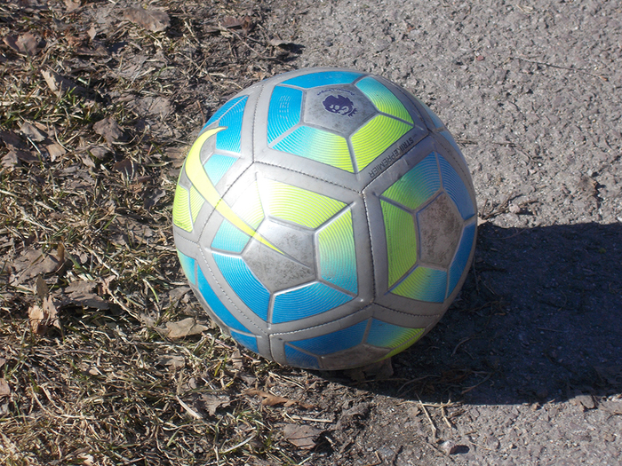 Fotballen min Jeg liker å sparke ball! For jeg sparka i stad … Med Liban … Den ballen er min! Den har blitt borte på barnehagen. Den er stor, hvordan kan den bli borte? Åååå. Noen har kanskje kasta den over gjerdet? Jeg fant den ikke i skuret. Ingen steder.