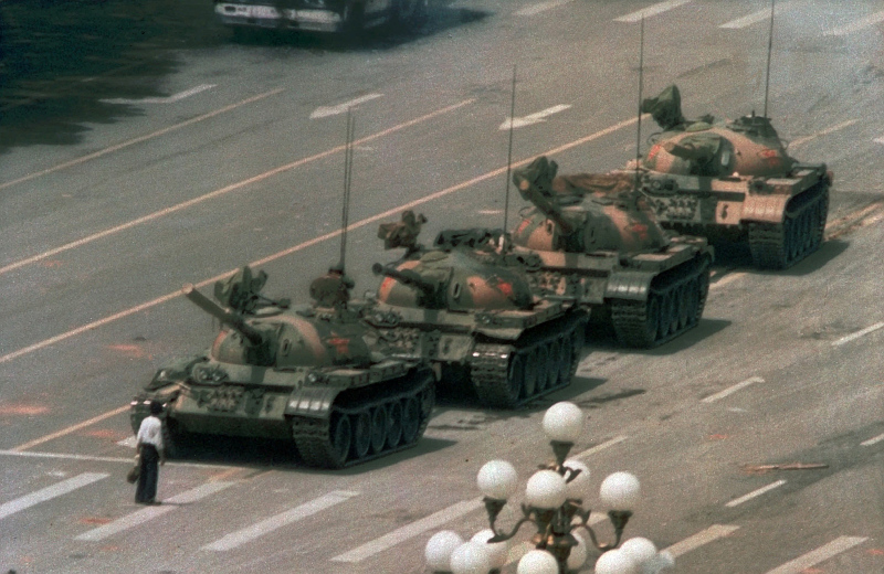 Jeff Widener (1956-), Mann mot tanks på "den himmelske freds plass"/Tank Man, Beijing, Kina, 1989. NTB / Scanpix