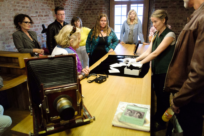Festivalutstiller Johanne Seines Svendsen viste fram sine originale glassplater (foto: Andreas Harvik/Preus museum)