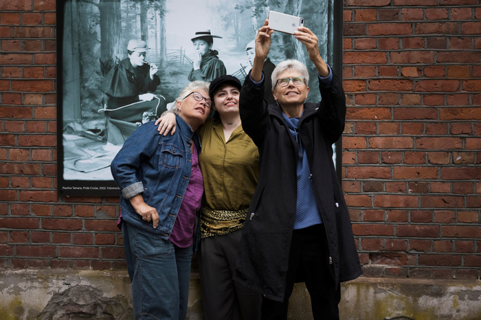 Festivalutstiller Paulina Tamara sammen med Ingrid Ellingsen og Mimsy Møller på Fotografiets dag 2022 (foto: Ingrid Aas/Preus museum)
