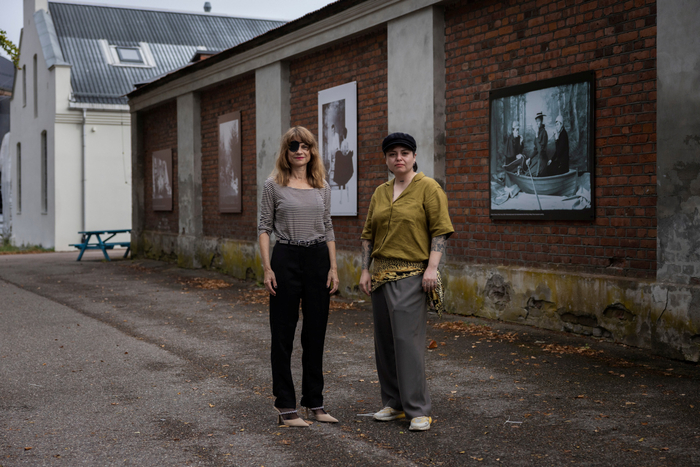 Festivalutstiller Paulina Tamara sammen med kurator for Over regnbuen, Hilde Herming, på Fotografiets dag 2022 (foto: Ingrid Aas/Preus museum)