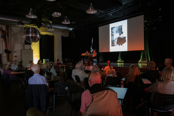 Festivalutstiller Paulina Tamara i samtale med kurator Hilde Herming, Fotografiets dag 2022 (foto: Ingrid Aas/Preus museum)