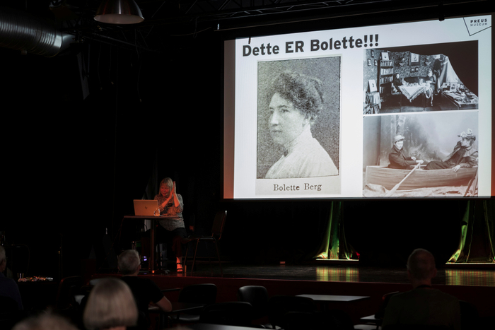 Arkivar Kristin Aasbø om Jakten på Bolette, Fotografiets dag 2022 (foto: Ingrid Aas/Preus museum)