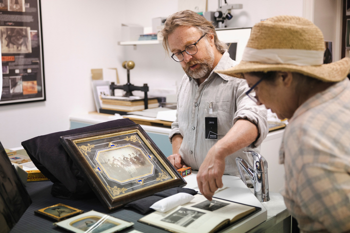 Fra Konserveringsverkstedet med Jens Gold på Fotografiets dag 2022 (foto: Ingrid Aas/Preus museum)