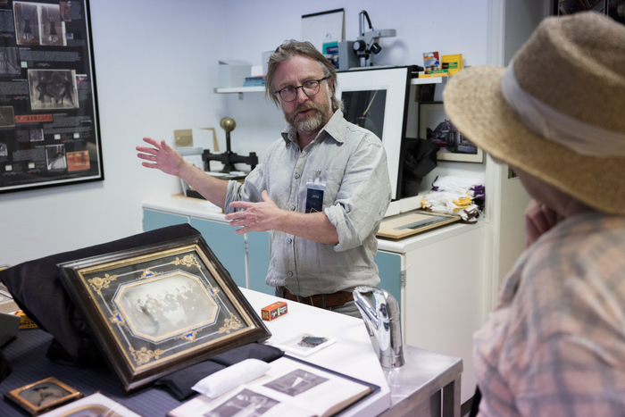 Fra Konserveringsverkstedet med Jens Gold på Fotografiets dag 2022 (foto: Ingrid Aas/Preus museum)