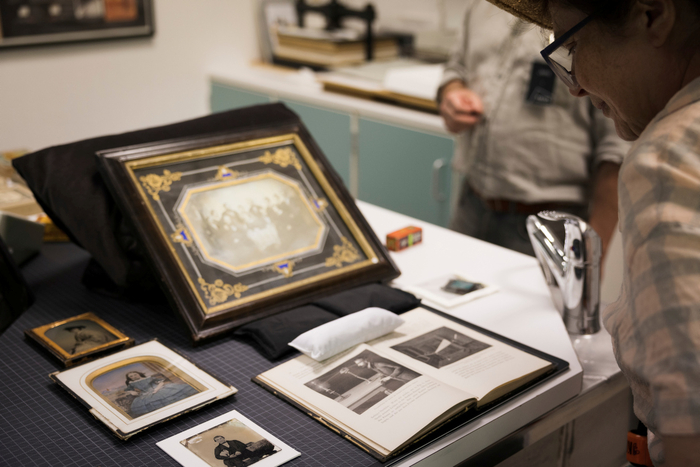 Fra Konserveringsverkstedet med Jens Gold på Fotografiets dag 2022 (foto: Ingrid Aas/Preus museum)
